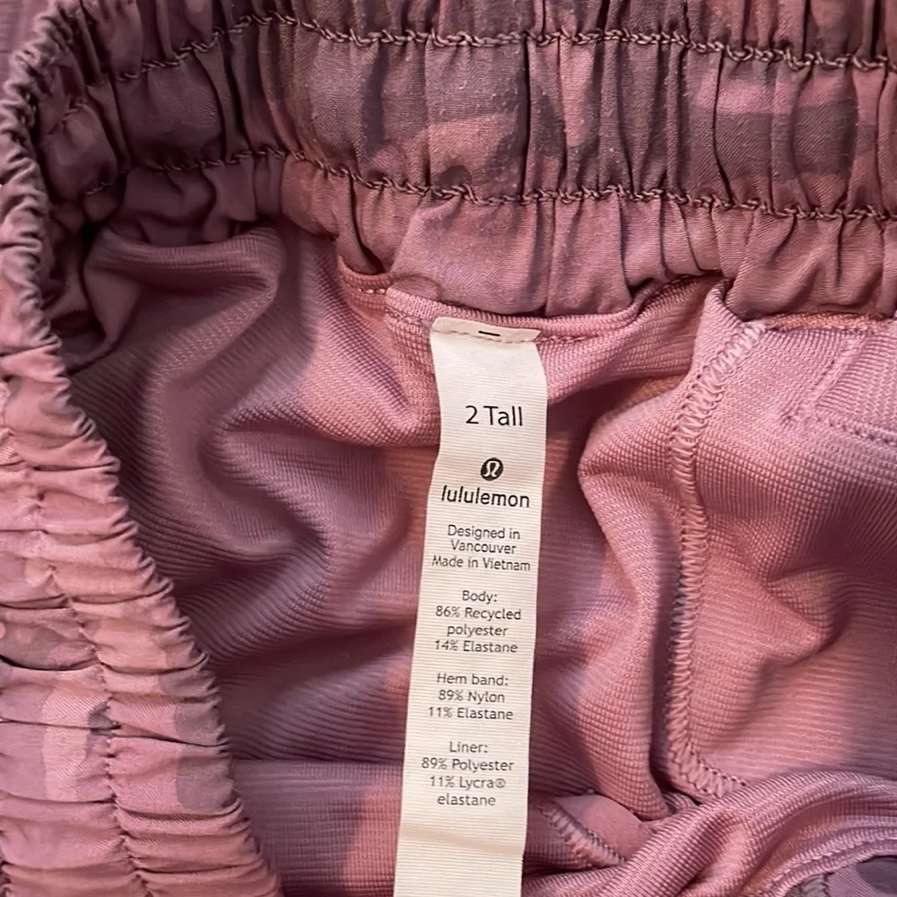Lululemon Tall Low Rise Hotty Hots 4 inch in purple camo - Picture 4 of 4